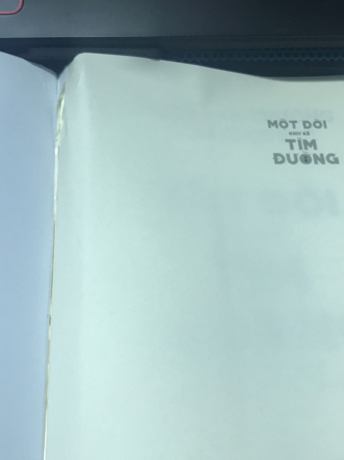 Mình đã đặt hàng rất nhiều sách ở Tiki, nhưng đây là lần đầu gặp chất lượng sách kém như vậy. Gáy sách bị lỗi, giấy dính vào nhau, mất hẳn giá trị của cuốn sách. Đề nghị Tiki làm việc lại với Nhà cung cấp.