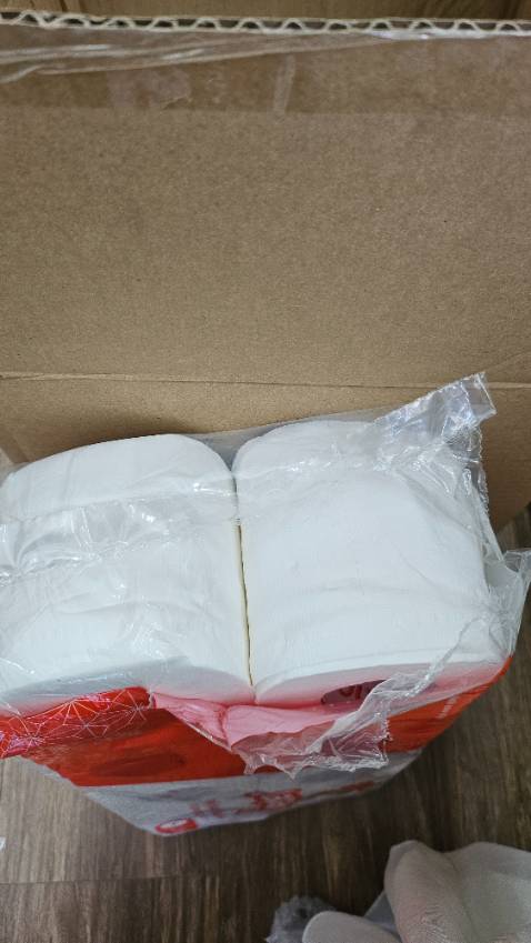 Giấy mịn, dai nhưng bụi giấy nhiều quá, lấy ra mà bụi giấy bay cả vào mắt như vậy dùng sao đủ vệ sinh. Hơn nữa hàng 58k mà không có nylon bao lại cho 1 cặp cuộn nữa này lỗi do mình nhìn không kỹ nhưng chắc chắn sẽ không mua lại loại này lần nữa