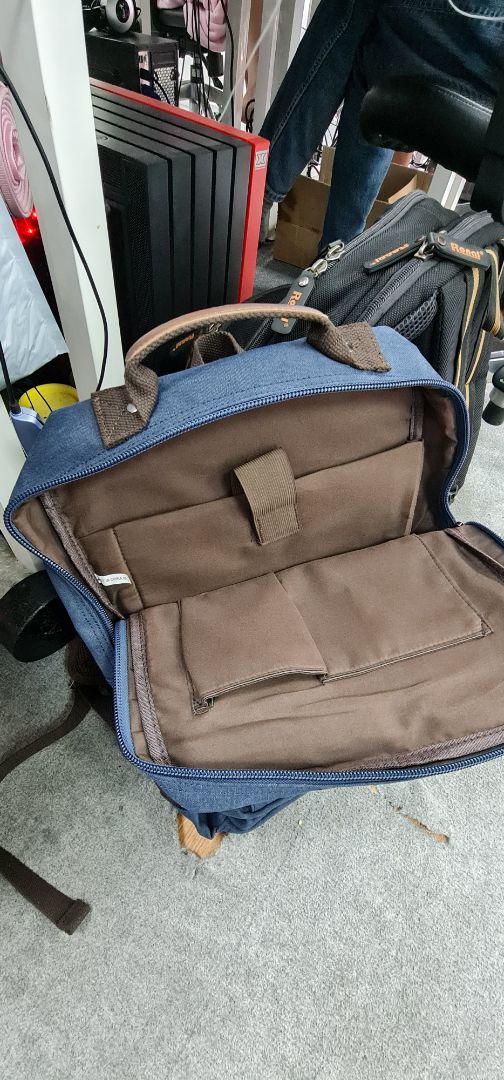 sản phẩm dùng ổn, chắc chắn, khóa kéo dễ dàng, vỏ ngoài dày dặn, hơi chán là vải bên trong hơi mỏng tí, dùng cũng ổn