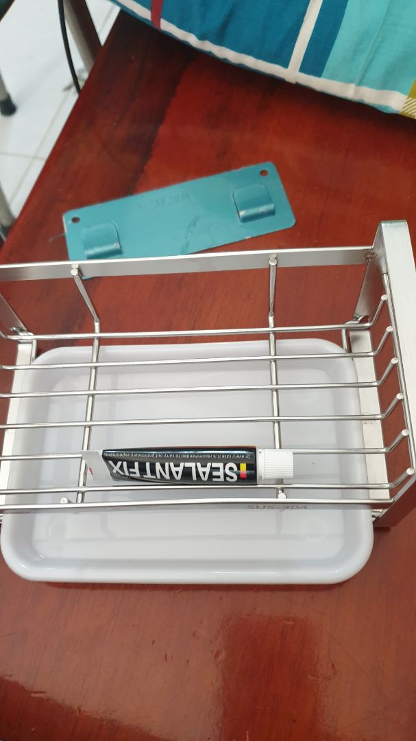 đã nhận hàng. thấy hướng dẫn chỉ dán kệ vào tường. Ngoài ra có miếng sắt hình chử nhật màu xanh nếu dán vào tường để treo kệ và lấy kệ ra vệ sinh rất tiện lợi (nhưng thiết kế bị lệch chỗ treo)