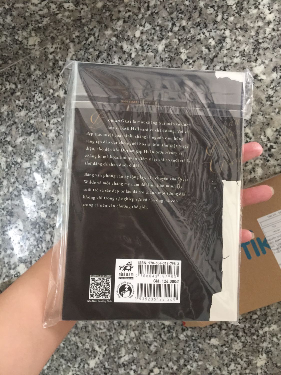 Sách giao nhanh, được đóng gói rất cẩn thận, có bọc bảo vệ, gáy sách ko bị gãy, trang sách ko bị ố vàng dù là sách đang được sale lớn :)))) Mình luôn thích các sách do Nhã Nam xuất bản và cũng rất hài lòng khi Nhã Nam luôn đặt chất lượng lên hàng đầu, sách giá sale nhưng chất lượng thì luôn đỉnh nhất! Sẽ tiếp tục ủng hộ!
