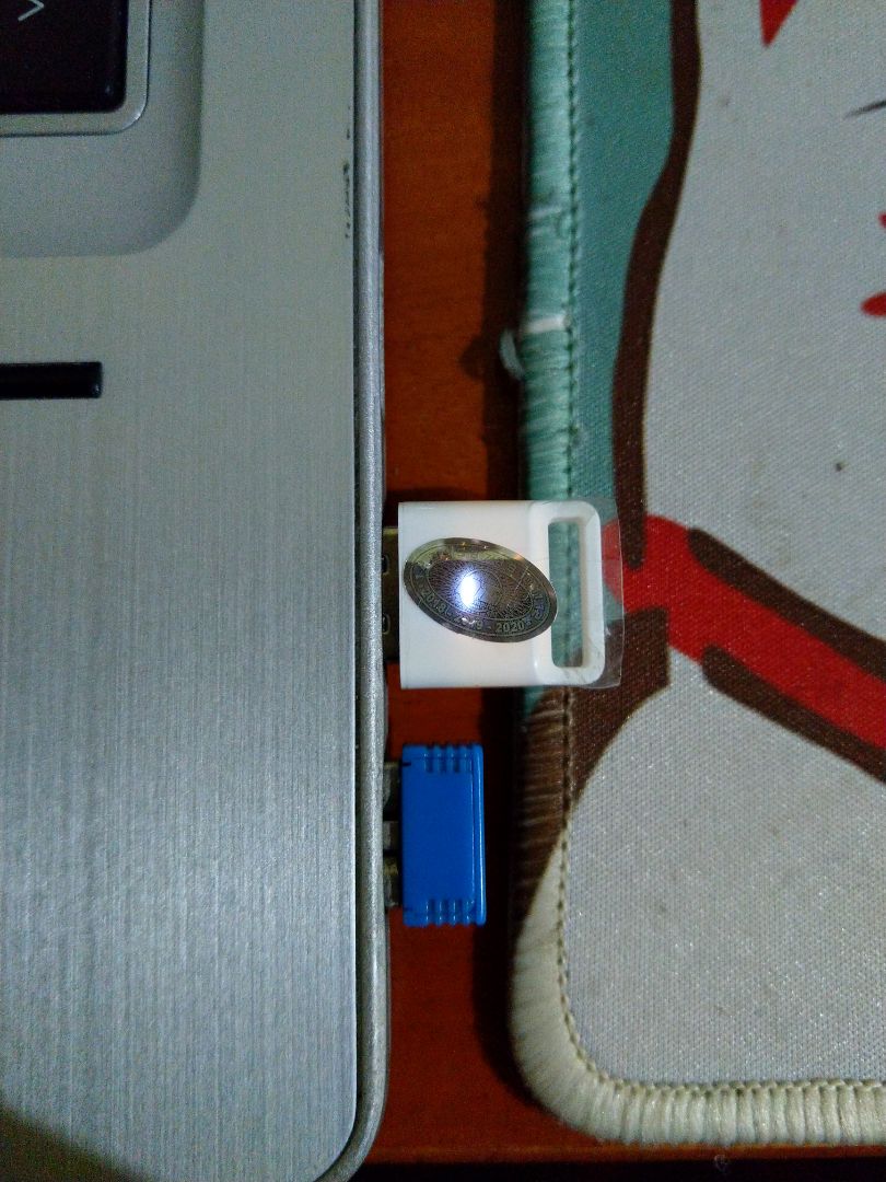 1. Đóng gói + giao hàng của Tiki: vẫn Ok như mọi lần.
2. Sản phẩm đặt màu đen nhưng giao màu trắng, cũng không phải vấn đề gì lắm. Nhỏ gọn, kèm driver disc (Win 10 cắm nhận luôn không cần cài đặt) + manual. Kết nối với Loa Anker Soundcore mini rất ok, ổn định.