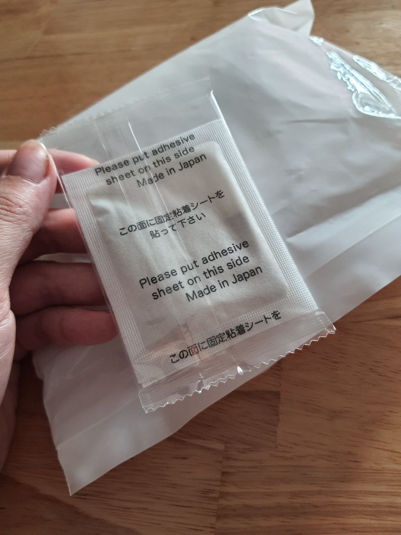 sản phẩm ko như quảng cáo, không có nhãn mác, không có miếng dính để dán vào chân, y như một gói hút ẩm và có mùi khó chịu, treo đầu dê bán thịt ***, *** khách hàng