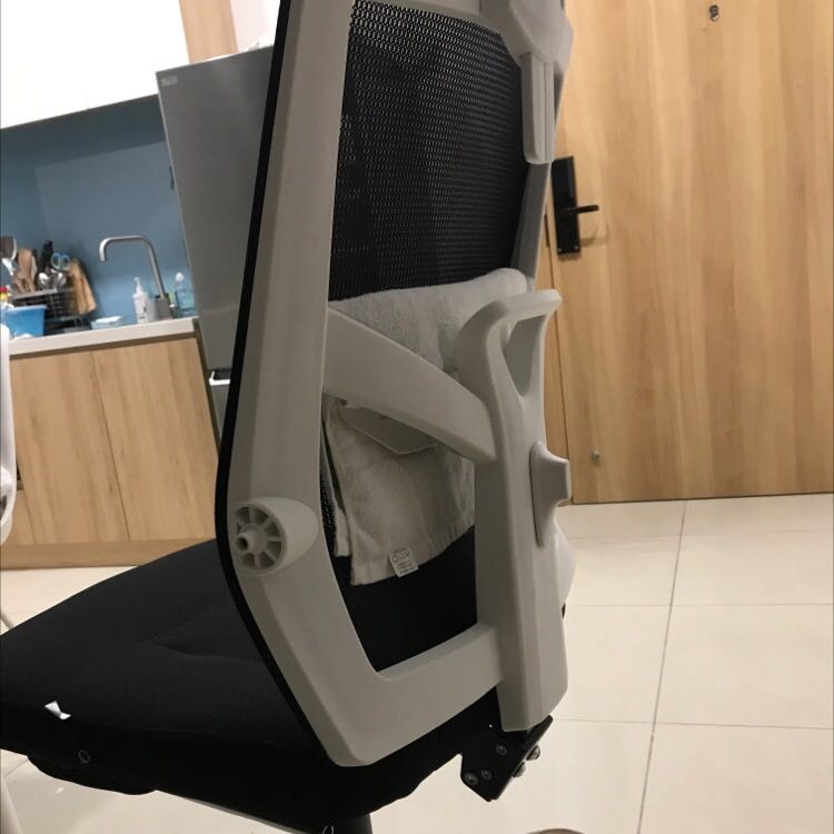 Tiki giao hàng nhanh hơn dự kiến, và đóng gói cẩn thận. đã dùng được được thời gian, cảm nhận của mình là ghế ngồi êm, tựa lưng hơi đau chút, nên mình bỏ miếng khăn lót thì đỡ hơn. các chi tiết cảm thấy chưa hoàn thiện cao, tuy nhiên trong tầm tiền này thì mình thấy chấp nhận được.