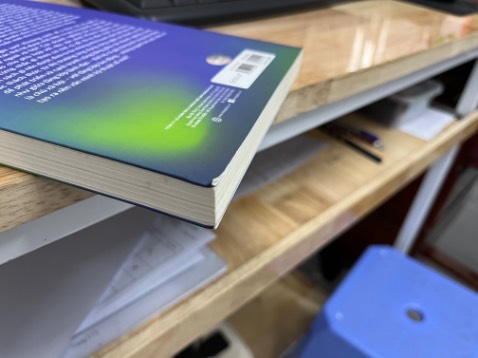 Giao hàng nhanh, tuy nhiên sách bị nhăn, gãy góc (như hình); rất mong Tiki khắc phục trong tương lai.