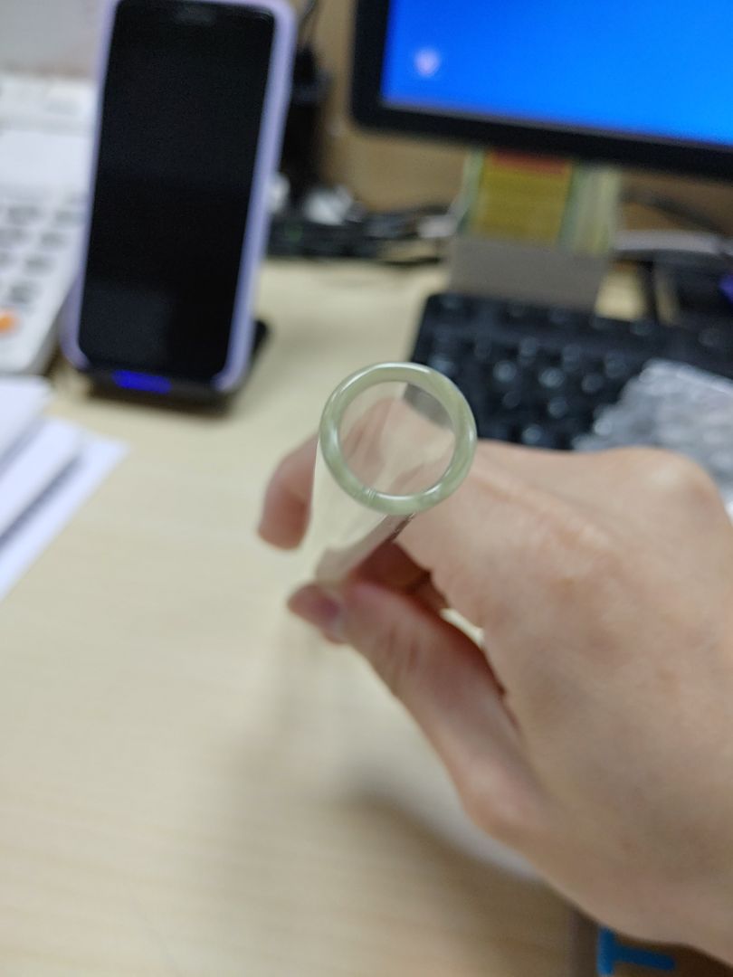 ống hút dầy. cầm chắc tay nên thấy khá an toàn. Túi đựng thiết kế đơn giản gọn gàn. Giao hàng nhanh, nguyên vẹn. Đã dùng thử hơn 1 tháng thấy rất thỏai mái, dễ dàng chứ không cảm giác khó hút như ống kim loại lại vừa tốt cho sức khỏe vì ống trong suốt nên dễ kiểm tra và vệ sinh. Lúc trước mình có mua 1 set ống inox mà thấy hút lên chậm, khó hút, rồi có lúc như hút phải. bụi kim loại vào luôn ấy giờ thì sử dụng bộ thủy tinh này thấy an toàn hơn nhiều rồi. Có khuyết điểm duy nhất là khi gom lại bỏ trong túi đựng nó va vào nhau kêu lách cách phải chi có bán loại túi rời đựng từng ống hoăc trang bị tráng các ống chạm nhau thì hoàn hảo luôn.