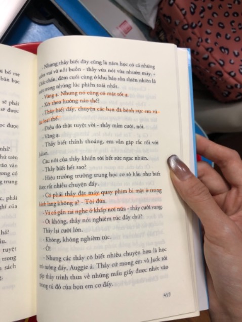 1 cuốn sách tuyệt vời để ngẫm về cách giáo dục và nhắc nhở bản thân rằng sống với đúng những gì cta có, chúng ta ko thể thay đổi ngoại hình nheng có thể học cách chấp nhận và thích nghi với nó. Cậu bé dù có ngoại hình dc cho là dị hợm nhưng bù lại cậu có tính cách giúp đỡ người khác và hài hước đã khiến cho những người từng tiếp xúc rất quý cậu ấy.
1 cuốn sách nhẹ nhàng và cuốn