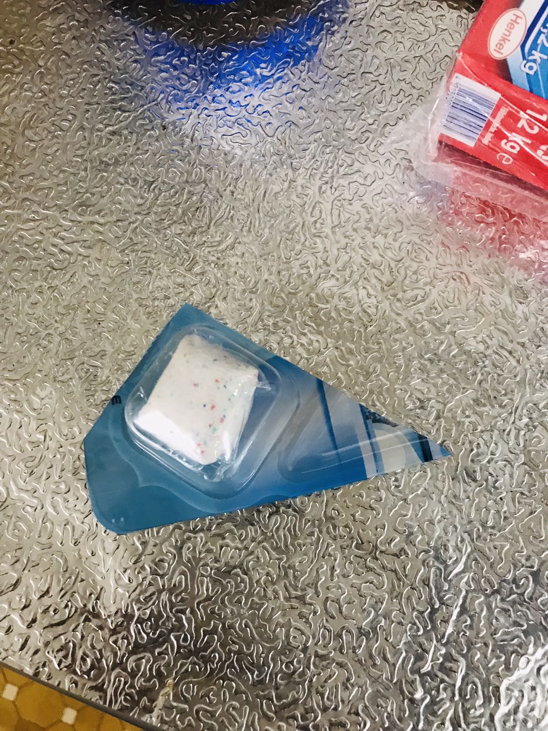 Mình nhận hàng ko phải là 1 vỉ 4 viên mà là vỉ 3 viên + 1 viên cắt lẻ ra như thế này.