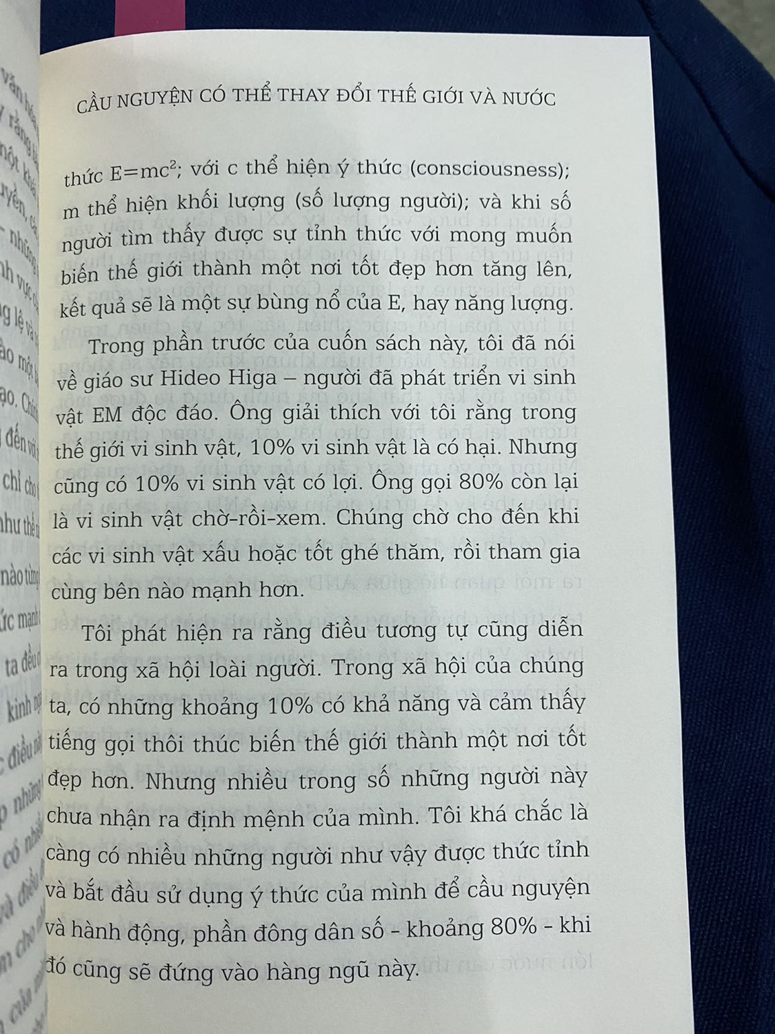 Sách chủ yếu bàn về tầm quan trọng của nước và có đính kèm hình chụp các tinh thể nước mà tác giả đã làm thí nghiệm. Tựu chung sau khi đọc bạn sẽ có cái nhìn mới về lịch sử hình thành của nước, nước chữa lành sức khoẻ và tâm hồn của con người như thế nào, tại sao chúng ta lại nên cầu nguyện.

Một cái nhìn mới khá hay của tác giả. Mình recommend các bạn đọc thử cuốn này vì một lý tưởng chung tay xây dựng cuộc sống hoà bình, xanh, sạch, đẹp ở Trái Đất ?
