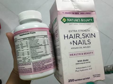 Tem của hộp bên trong bong lên rất lạ. Cảm thấy lo lắng không biết phải hàng chính hãng không.