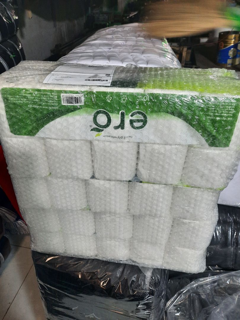 Shop đóng gói cẩn thận, bọc túi chống sốc cho mấy cuộn giấy.
Vs giá tầm trung như này thì giấy khá dai, mềm vừa phải, bụi giấy vẫn có 1 ít chấp nhận đc, đường chia khúc của giấy rõ ràng, nhưng cuộn giấy này nhà sx cuốn không chặt nên cầm k được chắc tay lắm, xài cũng hơi nhanh hao xíu. 
Nc là mức giá trung bình cũng nên mua nha.