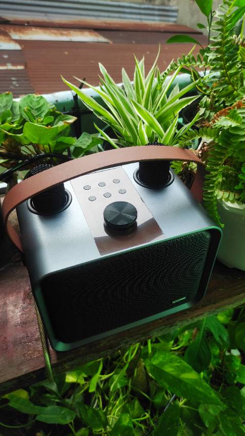 Loa chất, âm thanh hay ko tưởng, micro hát siêu hay, chỉnh nhiều chế độ, nói chung rất hài lòng, mang theo đi chơi gọn nhẹ, giá trung bình, hàng chất lượng, cho shop 10 sao