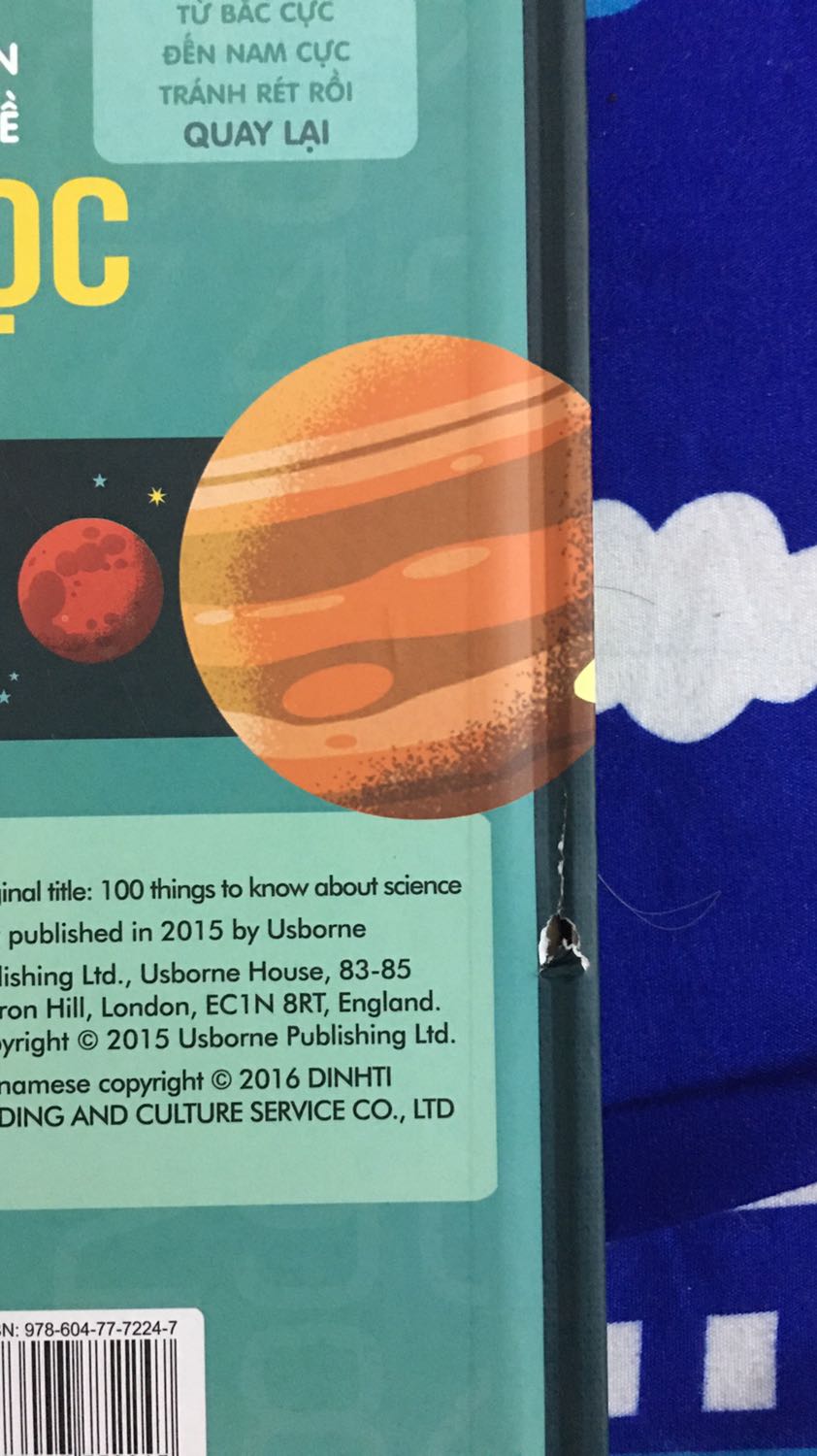 Sách giao bị rách ở bìa sách ạ! Tuy thiết kế như thế thì không tránh được việc gáy bị rách, minh cũng ko trách gì, tuy nhiên, nếu được, mình muốn tiki đổi lại ạ!
Về mặc nd thì hình ảnh thú vị, vui nhộn, kiến thức thì ở dạng khái quát, ko chuyên sâu, phù hợp cho các bé nhỏ đọc!