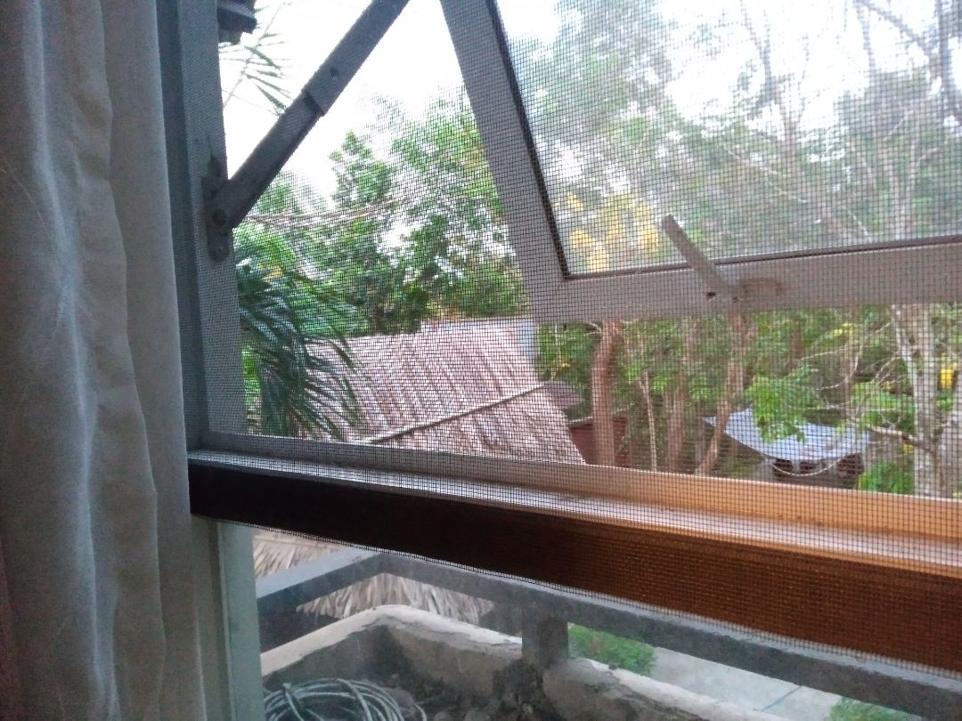 Chất lượng mềm dẻo của lưới và keo dính của bằng dán rất tốt, dễ dàng cắt, dán. Thuận tiện đóng mở lưới. Sẽ cần mua thêm nhiều để gắn vào toàn bộ sửa sổ trong homestay.