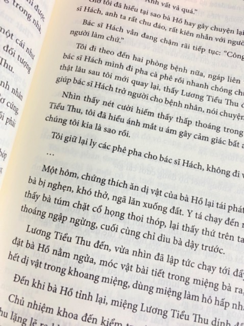 Phần đóng gói và giao hàng không có vấn đề gì. Nhưng phần đầu gáy sách bị dập một chút, có một vài lỗi đánh máy nữa. Nội dung sách thì thú vị nên đọc. Chỉ có ngoại hình hơi lỗi, không được chỉn chu. Phần đóng gói và giao hàng không có vấn đề gì. Nhưng phần đầu gáy sách bị dập một chút, có một vài lỗi đánh máy nữa. Nội dung sách thì thú vị nên đọc. Chỉ có ngoại hình hơi lỗi, không được chỉn chu.