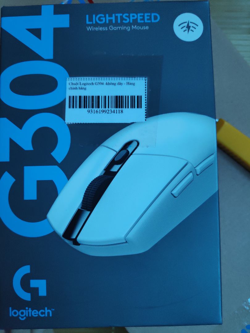 Sản phẩm chính hãng do vịnh xuân pp. Review thêm cho những ai đã sd G102: Sau khi lắp pin G304 nặng hơn và feat chuột nhỏ hơn nên di dít hơn. wheel nhỏ hơn, mượt hơn tuy nhiên lại không rõ khấc như 102. 2 phím bên hông nhẹ hơn, đặc biệt phím bên trong rất mềm và thụt sâu hơn hẳn nên cho cảm giác bấm kém G102