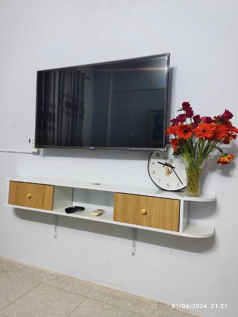 Sản phẩm đẹp như ảnh minh hoạ, gỗ chất lượng, bề mặt không trầy xước. Giá hợp lý. Có điều shop nên để hướng dẫn lắp ráp vào thùng luôn cho tiện, đỡ phải nhắn tin hỏi