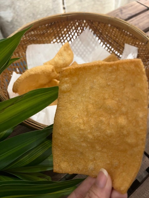 Mua mấy chỗ khác rồi mà chỗ này bánh nhiều tôm thật, bánh dày, đậm vị tôm, thơm lắm. Có thể chiên hoặc để nồi chiên ko dầu cũng ok