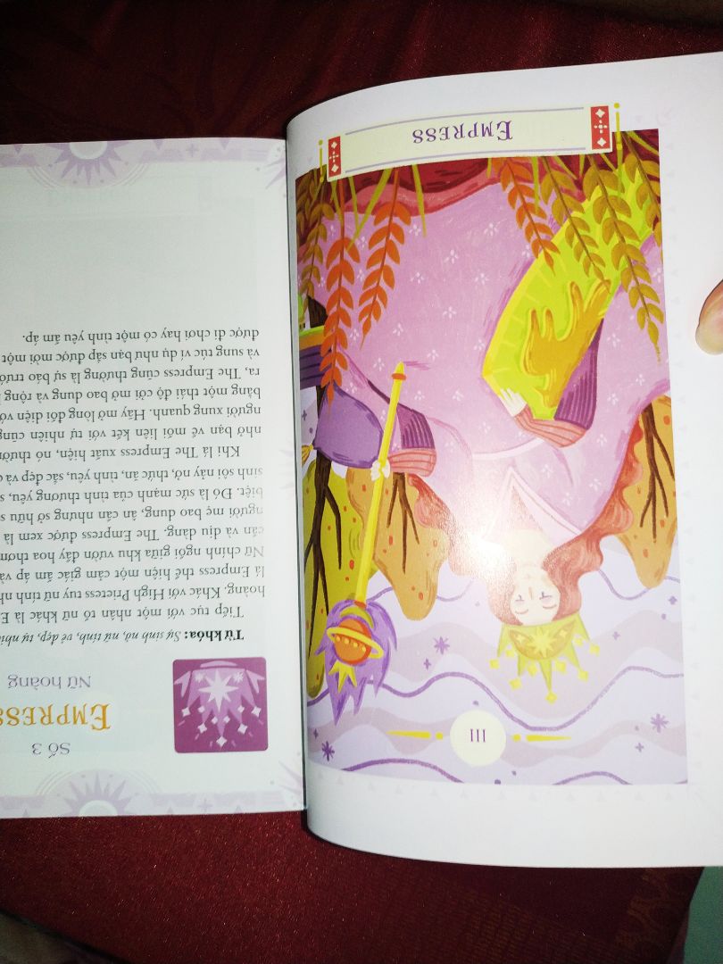 Về hình thức và chất liệu của sách thì mình đánh giá khá cao. Màu sắc và hình vẽ rất chỉnh chu, chất lượng giấy cũng khá tốt. Điều khiến mình hơi hụt hẫng là về nội dung của sách. 
Thứ nhất là dường như sách quá tập trung về mặt hình thức nhưng phần nội dung lại khá sơ xài. Vì sách chỉ  đề cập tới nội dung của bộ ẩn chính, thông tin của mỗi lá ẩn chính được đề cập cũng còn khá mơ hồ. Theo mình các bạn newbie vẫn nên tìm hiểu ý nghĩa của các lá bài trên các web hoặc những sách như 80 ngày học tarot,... thì nội dung sẽ cụ thể và đầy đủ hơn. 
Thứ hai, vì nội dung chỉ nằm vỏn vẹn trong bộ ẩn chính nên phần hỏi nhanh đáp gọn cũng chỉ có thể nằm trong nội dung đó. Nhưng theo mình thì khó để mà mỗi lần bốc bài có thể bốc ra đc lá ẩn chính, không lẽ phải ngồi lựa ra số lá chính để bốc và dĩ nhiên điều đó cũng khó có thể đem lại lời khuyên chính xác cho mỗi người. 
Thứ ba, nội dung mà sách hướng tới là lời khuyên cho việc trải bài mỗi ngày. Song, phần lớn các câu hỏi được mặc định sẵn phần lớn lại mang tính chất lâu dài(như phần mục lục) đồng nghĩa việc bốc bài chỉ có thể "thỉnh thoảng" chứ không hẵn là hàng ngày.
Theo mình thì giá 140k cũng chưa hợp lý lắm so với nội dung mà sách muốn truyền tải. Các bạn newbie nếu muốn tìm hiểu vẫn có thể xem qua, nhưng các bạn mà đã có nền tảng kiến thức basic về tarot rồi thì cũng không cần phải tìm hiểu hay mua cuốn sách này đâu.