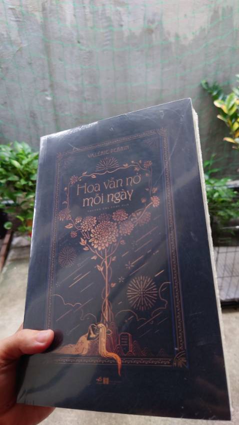 Ẩn tượng bởi bìa sách, lời giới thiệu. 
Đóng gói và giao hàng bởi Tiki đã tạo nên trải nghiệm trọn vẹn.