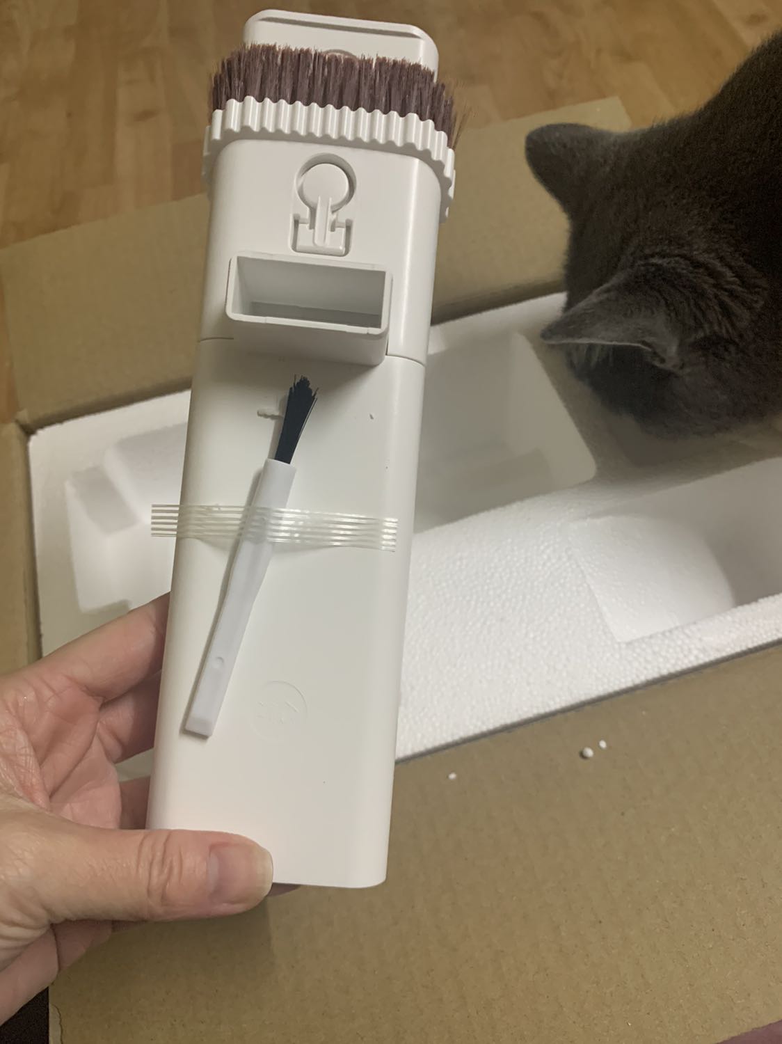 Tiki giao nhanh như 1 cơn gió, mất đúng 1 ngày đã có mặt ở nhà mình. Máy hút mạnh, ra rất nh bụi và tóc, hai đầu hút tiện dụng. Sản phẩn xứng đáng giá tiền.