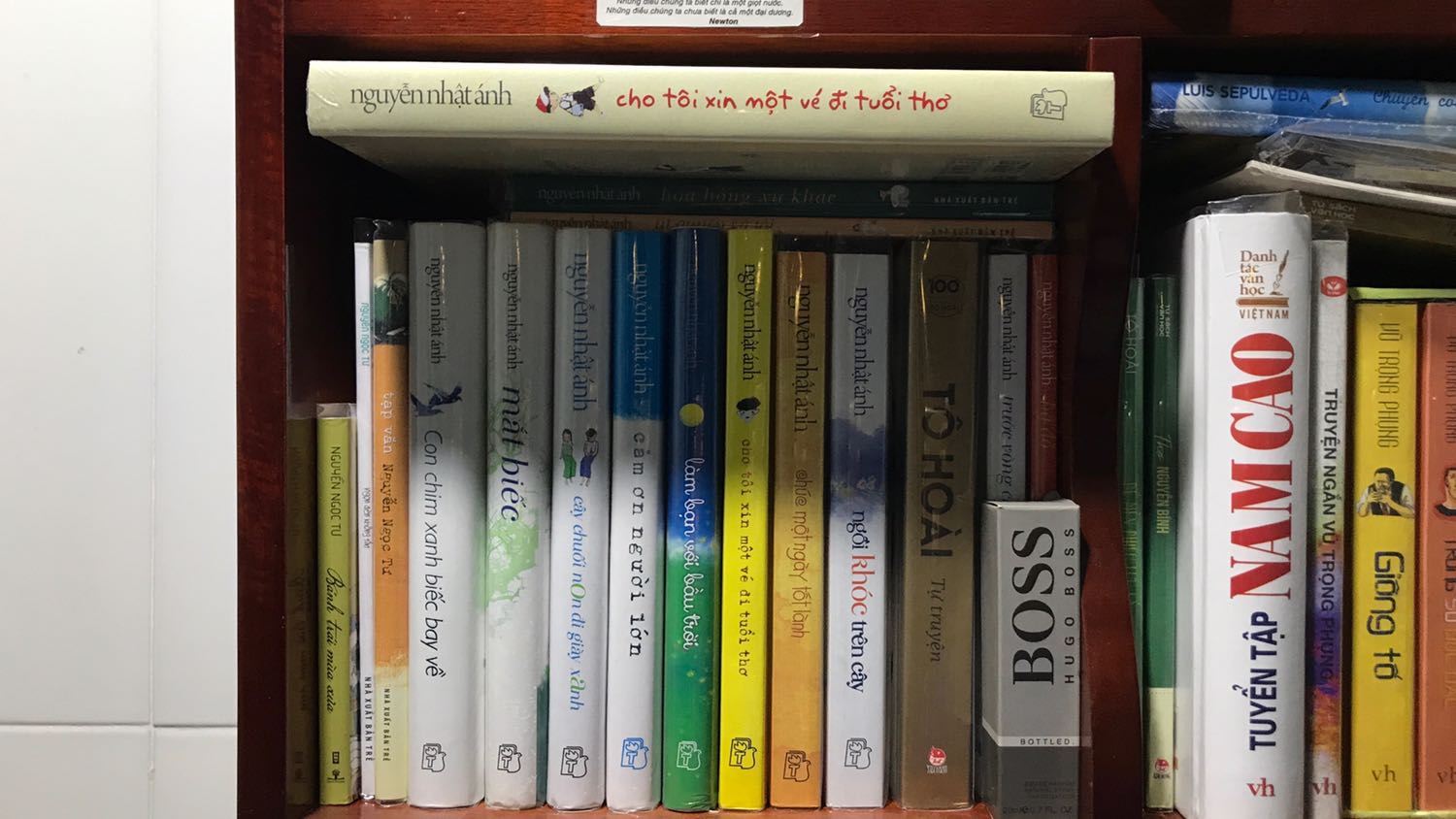 Mình không ngờ khi lần này NXB Trẻ lại in một cuốn sách quá khổ như vậy nhưng nó rất đặc trưng. Cuốn sách khá độc đáo với phần trang trí bìa 3D nhìn như các nhân vật nổi lên trên bìa ấy. Về nội dung thì cuốn này của Nguyễn Nhật Ánh sẽ cho ta về miền tuổi thơ với những trò nghịch ngợm,... Tất cả tự nhiên, diễn đạt mộc mạc mà đi sâu vào lòng người đọc, gây được tiếng cười cho cả người lớn và trẻ con. Tóm lại, mình cảm thấy xứng đáng để mọi người chi tiền sắm quyển này , hay và đẹp. ?