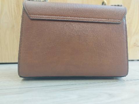 Túi bên ngoài đẹp hơn trong hình nữa ạ ..mang rất hợp dáng ..rất dễ phối đồ nữa ạ .... Thank shop nhìu