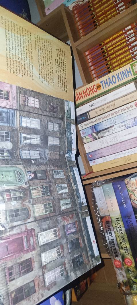 Cảm giác mỗi tập độ dày tăng gấp đôi,🤣🤣🤣 sách rất đẹp, đóng gói RẤT KĨ , lấy cái thùng to gấp 3 cuốn sách đóng gói là biết kĩ thế nào rồi, 10đ cho nhà sách, mong là sẽ ra 2 tập sau sớm hơn