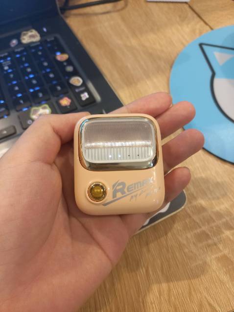 Mua xong về một bên tai bị hư, xinh thì xinh thiệt nhưng quá tệ, bỏ bằng tiền đó mua tai nghe có dây hoặc headphone của sony nghe ok hơn nhiều