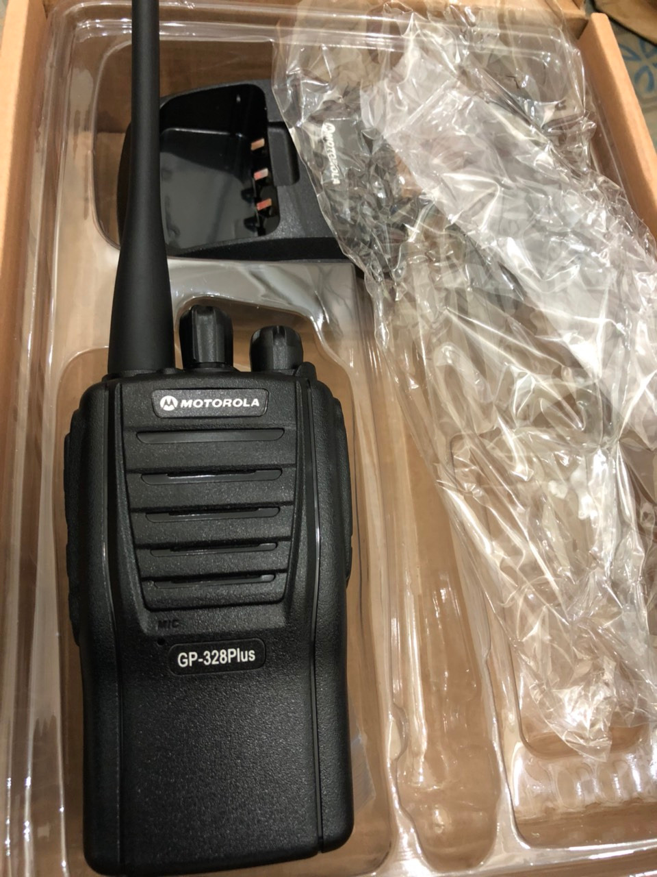 Máy nhìn nhỏ, đẹp, cự li xa giống máy mình mua lúc trước
công ty mình luc trước mua kenwood, giò mua Motorola 328 này cũng xài chung được, lại được giá rẻ, cực kì hài lòng.