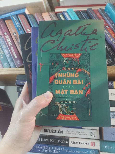 1 nạn nhân, 4 kẻ tình nghi, 4 nhân vật đóng vai trò thám tử. Những buổi điều tra nhàm chán ban đầu có vẻ chẳng đi đến đâu rồi cốt truyện sau đó bỗng trở nên kịch tính và xoắn não ở đoạn cuối. Agatha Chritie tỏ ra đặc biệt xuất sắc với khả năng đánh *** người đọc với một kết cục không ngờ.