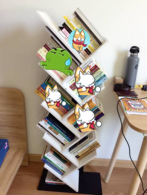 1. Kệ sách giao thiếu 1 vít vặn.
2. Vị trí ốc vít không khớp ở mặt sau, người mua nên có máy khoan để bắt được kệ nhanh hơn.
3. Sau khi lắp xong, để sách lên đủ 9 tầng >> thanh chống giữa sẽ bị cong do sách nặng dẫn đến việc dùng không bền.

Nên có thêm lựa chọn vít + ticke để có thể cố định kệ sách vào tường.