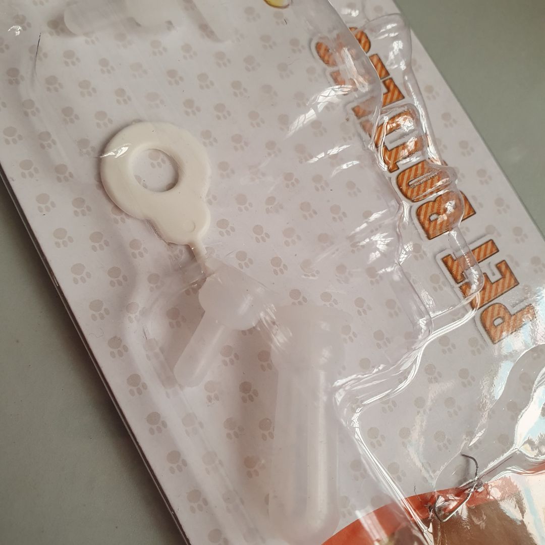 1 bộ có 5 núm các size, núm khá mềm. Đồ đục núm bằng nhựa nên khó đục, đục xong lỗ cũng nhỏ nên phải lấy kéo cắt thêm. Đặt đêm giao thừa sáng M1 có luôn, thành ra e giao hàng xông đất.