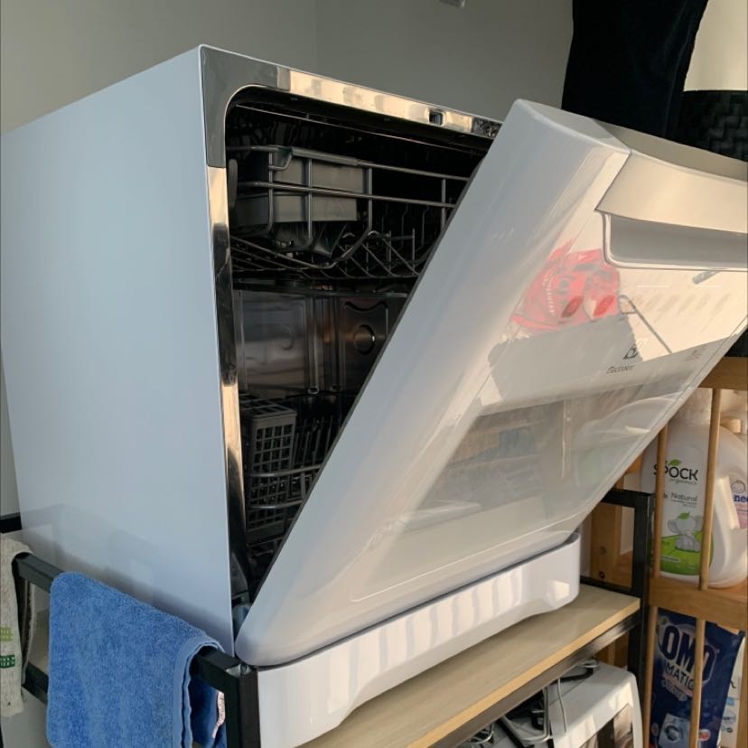 Life changer cho gia đình.

Biết cách xếp thì vừa sạch sẽ vừa chất được kha khá bát đũa (nhà mình 4 người lớn, ăn 2 bữa ở nhà) vẫn đủ. Lễ tết thì cứ 2 lượt là xong.

Bạn nào mua máy mà không đặt ở dưới chậu rửa bát thì cân nhắc sắm thêm cái xe đẩy + 1 cái chậu lớn. Ăn xong cứ vứt vào chậu nước này -> đẩy ra máy rửa bát là đã tráng rồi -> sạch sẽ và vẫn rất tiết kiệm thời gian. Lúc này tiện bát cũ thì đẩy vào giá luôn.