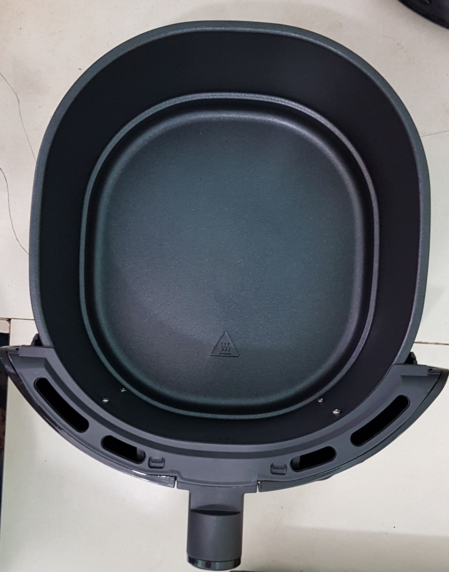 Nồi chiên không dầu Tefas 5,6 lít đẹp, sang, rất nặng tay với phụ nữ...hihi Khay nướng gà nhẹ lắm và rộng, gà 1k5 dư sức nha. Vì nồi to nên chiếm diện tich bếp đó.
Về chất lượng sau nướng, chắc do "tay nghề chưa cao" nên sau khi nướng, da gà giòn thơm rất ngon vì có ướp mật ong, còn thịt gà trên dưới đều chín hết nhưng không thấm gia vị nên ko ngon. Còn nướng tôm, vì tôm sông, tôm nhỏ sợ để theo chương trình sẽ cháy,  nên công suất hay hay thời gian đều hạ xuống mức thấp, do vậy tôm không ngon..! Hihi...phải học thêm thôi.. Ti không nghĩ do bếp..
Ti sợ dầu mỡ nên sử dụng em bếp này rất tiện dụng. Vấn đề là phải có "tay nghề" nắu nướng trong tẩm ướp tẩm thì thực phẩm nấu mới ngon.a1🥰
Việc đóng gói rất cẩn thận, Shipper nhiệt tình, dễ thương.
Mua được nồi chất lượng Pháp, khuyến mãi được máy xay thực phẩm Tefas (chưa xử dụng) + Ti mua thêm 2 nồi nấu ăn dùng cho bếp từ => tổng cộng hơn 4,1 triệu.
Ti săn được vouche giảm giá 1 triệu khi mua hàng Tefas trên 4 triệu, nên rất hài lòng! 
Ti trả hơn 3,1 triệu, nhận về 3 sản phẩm của Tefas: Nồi chiên không dầu 5,6 lít, 1 máy xay thực phẩm và 2 nồi nấu bếp từ.
Cảm ơn Nhà bán Tefas Offi...và Tiki cùng shipper thân thiện nhé!