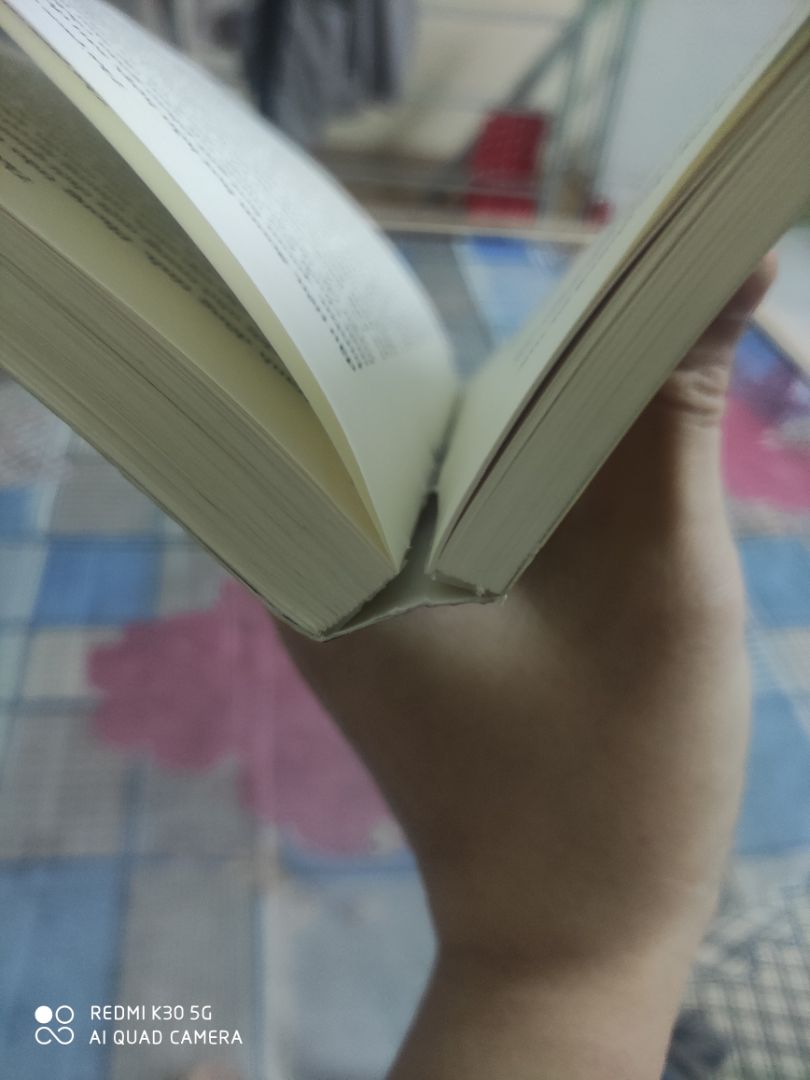 Nội dung thì không cần phải bình luận gì rồi nhưng mà chất lượng sách thì lật có mấy trang mà đã bung hết ra như thế này rồi, đã thế còn gặp shipper bố *** không có tiền lẻ thì không thèm thối lại nữa chứ. Chán