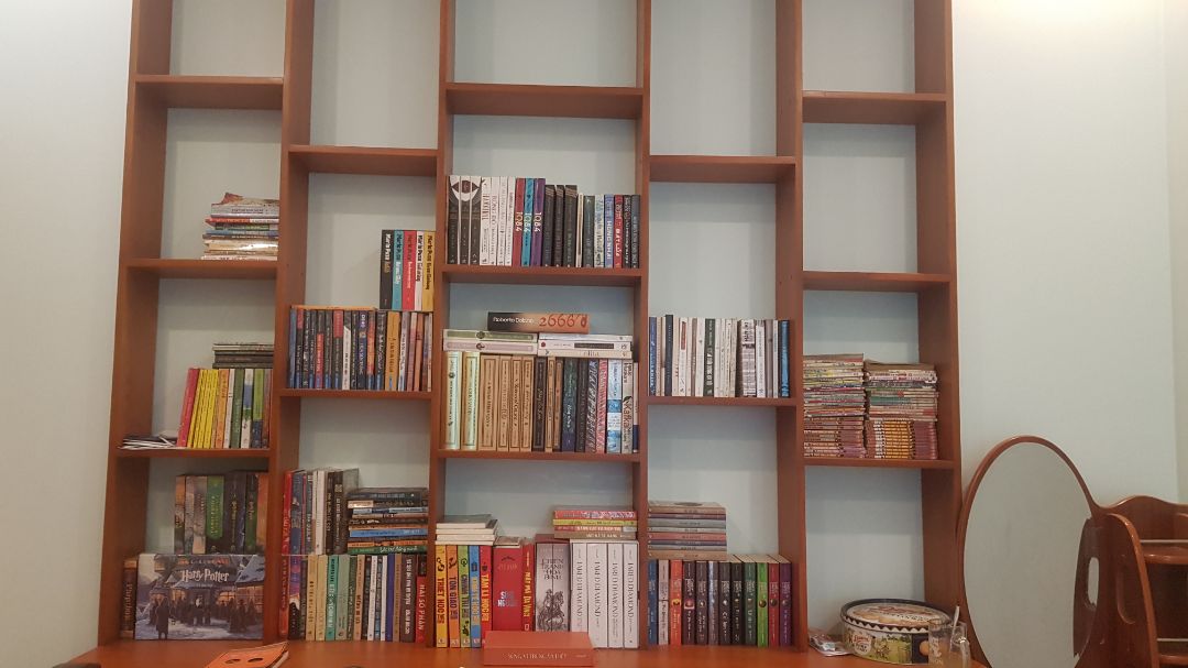 Ngôn từ đẹp đẽ bậc thầy, miêu tả được tâm hồn và hành động của một nhà văn lớn như đang miêu tả chính tác giả vậy. Không khí và giọng văn thay đổi một cách rõ rệt trước và sau khi tác giả gặp dc tình yêu của đời mình. Trước đó thì chắc chắn chỉn chu, hàn lâm và chuẩn mực, sau đó thì bay bổng nhẹ nhàng và rào dạt tình cảm. Mô tả một cuộc sống cống hiến cho đời của một nhà văn vĩ đại, sống để làm việc, để viết với những nguyên tắc khắc khổ, tạo ra được các tác phẩm lớn cho nhân loại, nhưng lại luôn thiếu một chút gì đó trong một cuộc sống khô khan như vậy. Nên cho đến khi ông gặp được tình yêu của đời mình, thứ tuổi trẻ tươi mới, tràn ngập sức sống, đầy tính biểu tưởng của thần tình yêu thì dù cho sa ngã, hay bệnh tật nguy hiểm ông vẫn chấp nhận tất cả để dấn thân vào, và cho dù trả giả bằng cái chết nhưng vẫn mỉm cười thanh thản