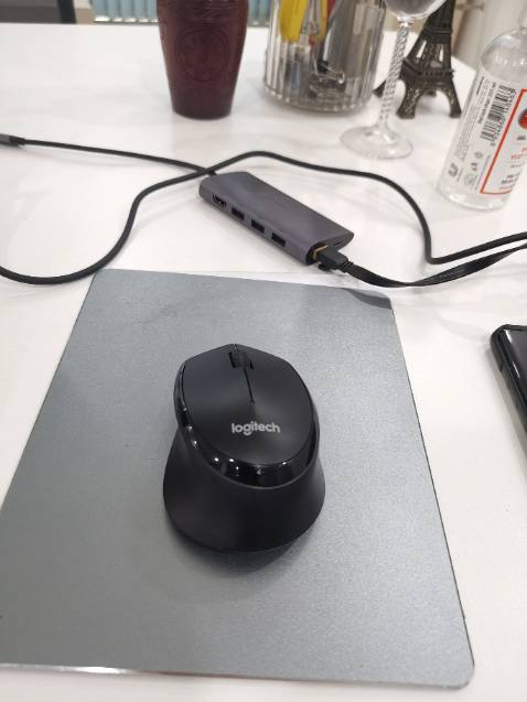 Trước mua con Logitech M325 chưa được 1 năm thì Cuộn bị hỏng.

Nay thay bằng con M330 này xem sao
Cơ bản thì chuột chạy nhẹ, nhạy...màu đen đẹp

Hộp với Chuột thì S/N không khớp nhau là điểm trừ