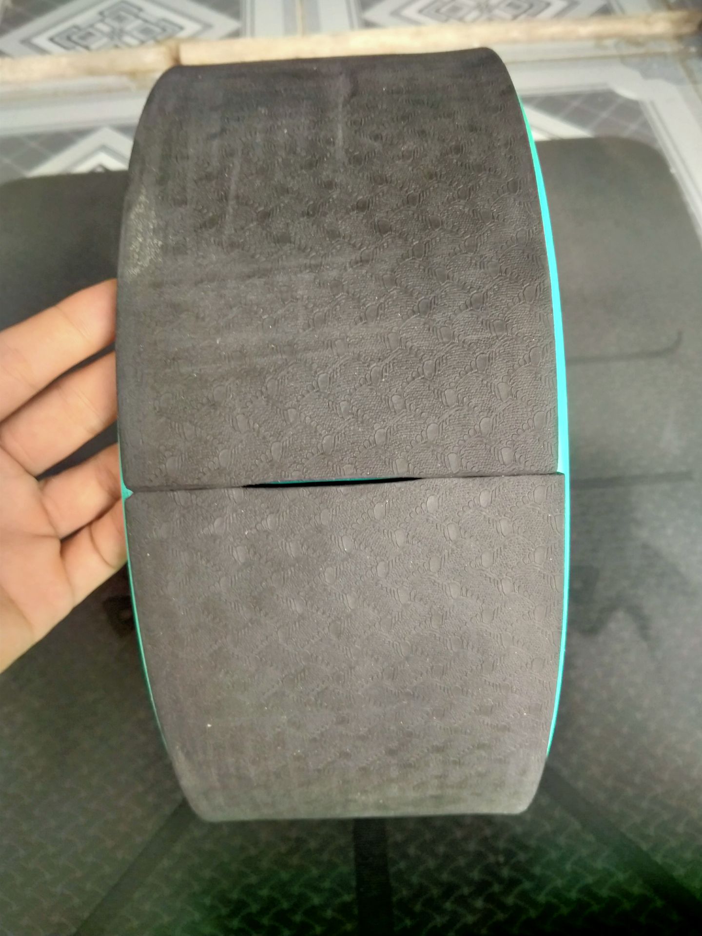 sản phẩm bị xước 1 chút và vết nối của lớp đệm bên ngoài không được đẹp lắm còn lại thì ok. màu sắc đẹp y hình, gạch nhẹ, vòng chắc chắn sản phẩm bị xước 1 chút và vết nối của lớp đệm bên ngoài không được đẹp lắm còn lại thì ok. màu sắc đẹp y hình, gạch nhẹ, vòng chắc chắn