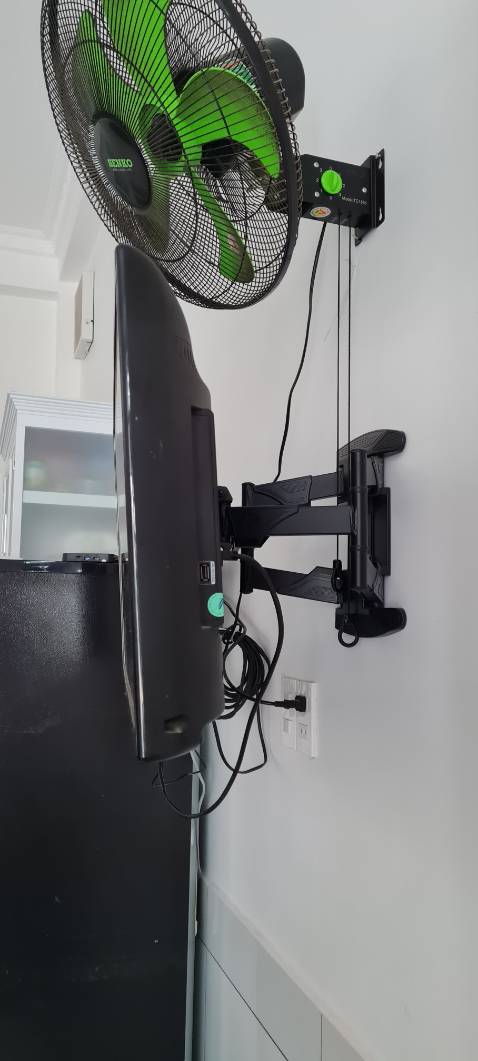 Dễ lắp. Treo tivi 32 inch được. Góc xoay tầm 45do cho tivi nhỏ. Càng lớn thì cangg xoay đc ít vì chạm vách tường. Giá rẻ so với mua bên ngoài