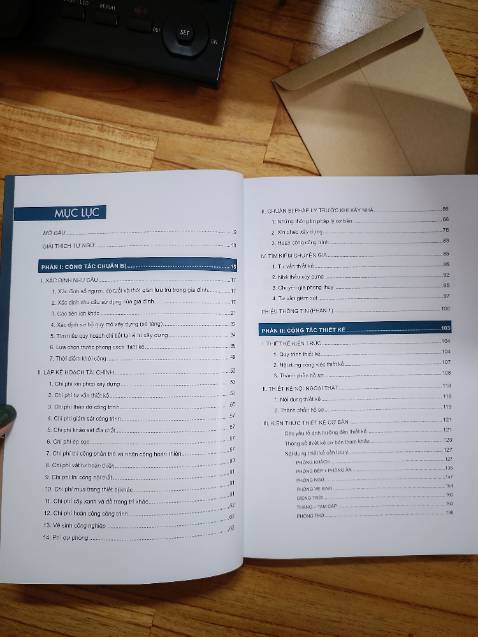 Đây là cuốn sách mình tìm kiếm lâu nay. 

Đối với một người mới bắt đầu nghĩ đến chuyện xây nhà như mình thì vấn đề lớn nhất là ko biết phải bắt đầu từ đâu và cần chuẩn bị những gì. Mình đã tìm hiểu nhiều nguồn trên mạng nhưng nó khá rời rạc, chung chung và có các luồng ý kiến khác nhau khiến mình càng rối hơn. 

Cuốn sách này giúp tổng hợp lại những thông tin cần thiết nhưng lại rất chi tiết, dễ hiểu. Nhờ vậy mà dự định xây nhà của mình bớt phức tạp hơn rất nhiều. Cảm ơn tác giả.