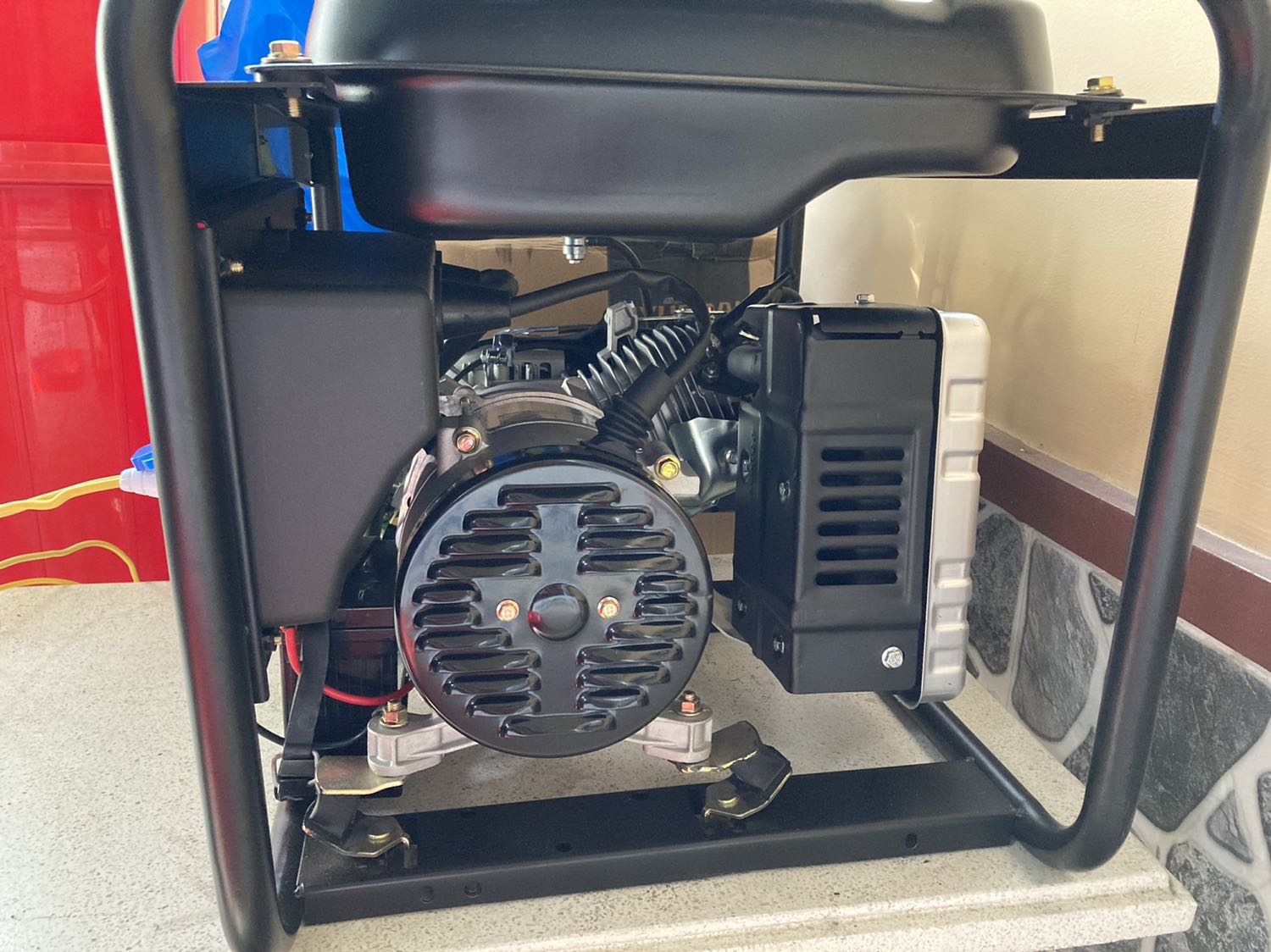 Máy khá xịn xò, đúng công suất ghi trên máy, chạy cho 1 máy lạnh 1hp, tủ lạnh, tivi, quạt, bơm tăng áp vẫn chưa hết tải của máy. Dịch vụ hậu mãi sau bán hàng thì phục vụ rất uy tín và đẳng cấp, rất chiều khách hàng. Máy khá xịn xò, đúng công suất ghi trên máy, chạy cho 1 máy lạnh 1hp, tủ lạnh, tivi, quạt, bơm tăng áp vẫn chưa hết tải của máy. Dịch vụ hậu mãi sau bán hàng thì phục vụ rất uy tín và đẳng cấp, rất chiều khách hàng.