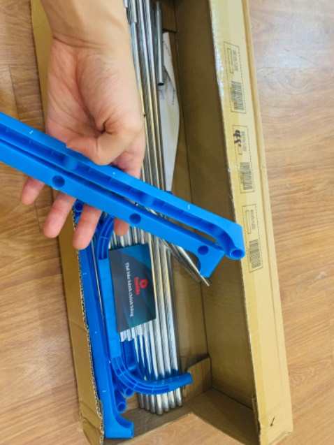 Đã mua cái này cái thứ 2. Cái mới nàu xanh dương để tầng 2, cái cũ để tầng 1 của nhà. Nhận thấy khá bền, ống kẽm chắc chắn. Sơ đồ dễ lắp ráp, nhiều bên bÁn 3-5-7 tầng, mình chọn 5 tầng vì để vừa vặn, 7 tầng cao quá sẽ hơi chông chênh. Chất liệu ống kẽm, nhựa thanh chắc chắn. Và dẻo, an toàn khi sử dụng