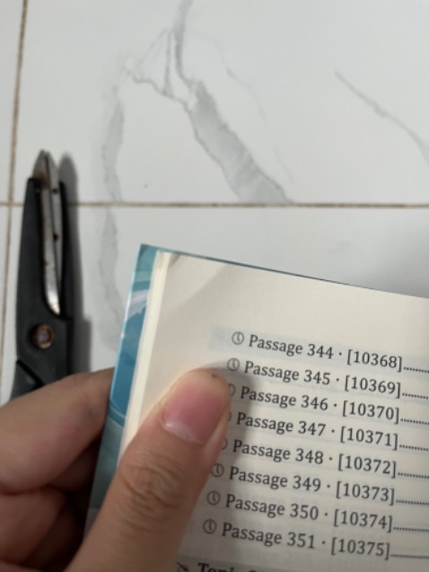 Sách đẹp, mới nhưng bị dọp méo 2 phần góc trên sách chắc do vận chuyển, ngoài ra góc trên phần gáy bị rách nữa, bùn ghia