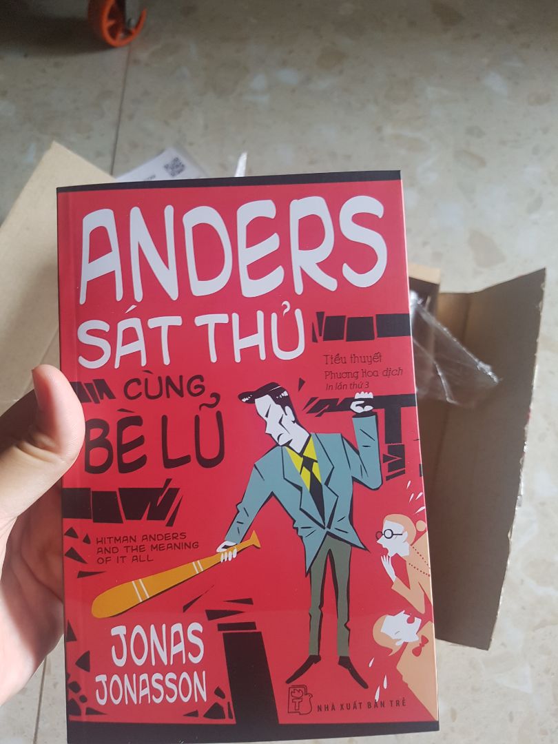 Sau nhiều lần đặt hàng ở tiki thì mình vẫn có hảo cảm tốt về cách đóng gói và giao hàng. Sách bìa đẹp, không bị bẻ góc. Về nội dung thì mình chưa đọc hết nhưng so với 2 cuốn đồng tác giả thì đây như một phạm trù khác. Cùng giọng văn và lối kể hỏm hỉnh nhưng sự mới lạ của nhân vật không hề nhàm chán mà rất cuốn. Nếu bạn là fan củ 2 quyển trước thì hãy thử nó