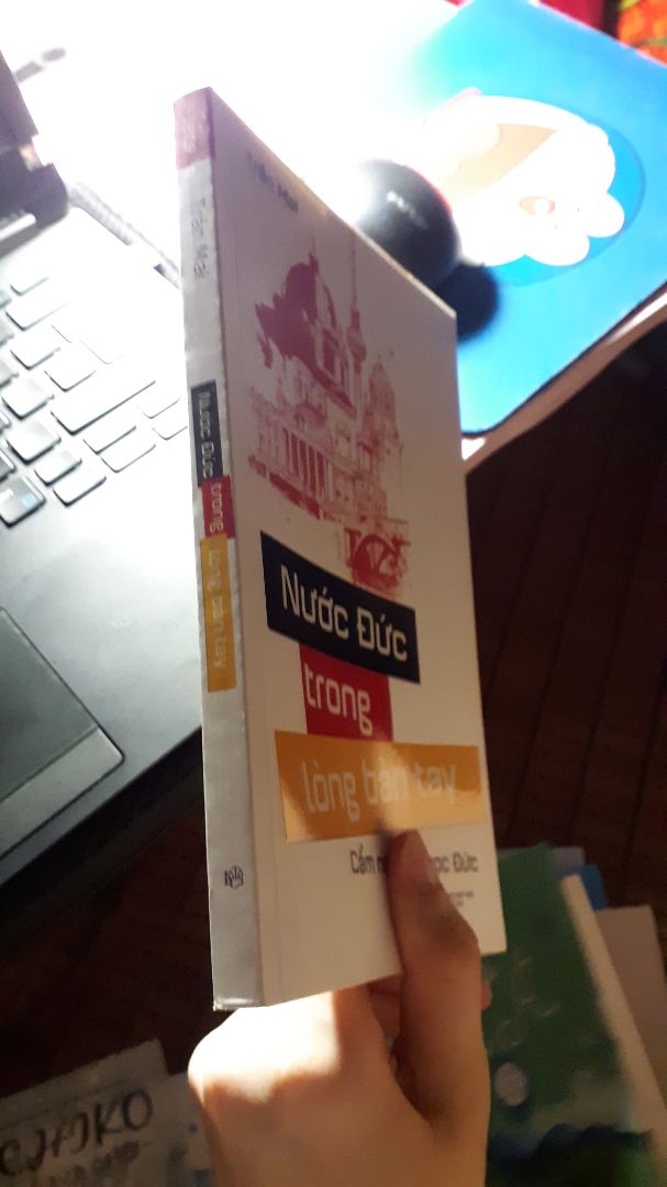 Một cuốn sách hay cho những ai cuồng chân và yêu mến nước Đức. Dù chưa một lần đặt chân tới xứ sở xinh đẹp này, cuốn sách cũng giúp mình dành tình cảm nhiều hơn cho Đức, cũng như giúp mình thêm nhiều động lực hơn để một ngày không xa có cơ hội "đáp cánh" tại đây. Xin chân thành cảm ơn tác giả và Tiki vì một cuốn sách bổ ích.