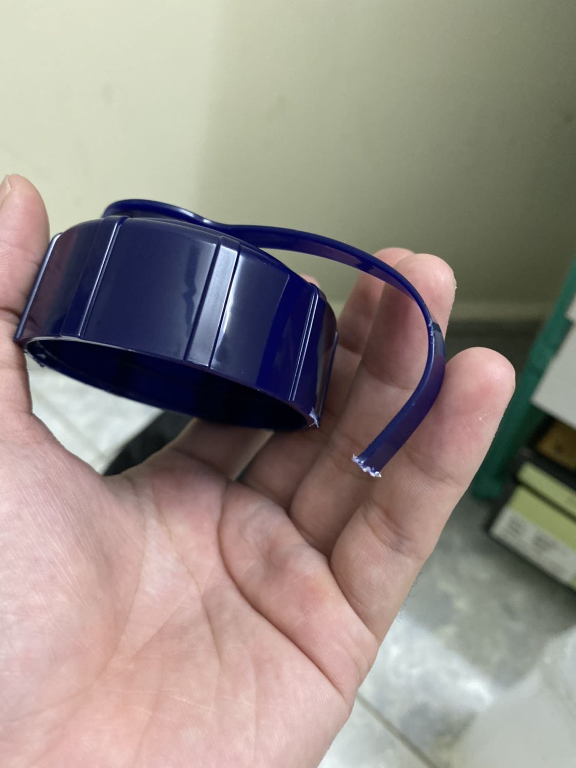 Sản phẩm bị trầy xướt khi giao và khi mở ra thì gãy quai nắp đậy