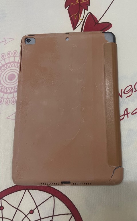 Hàng chất lượng kém, mặt sau nhựa để lâu bị khô cứng, vừa gắn vào đã rạn nứt và bể 2 góc rồi