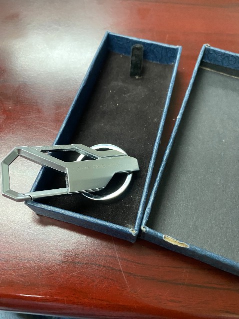 Hộp đựng cũ mèm. Chữ trên móc khóa cũng không rõ ràng. Nhìn tổng quan không xứng đáng với giá tiền.