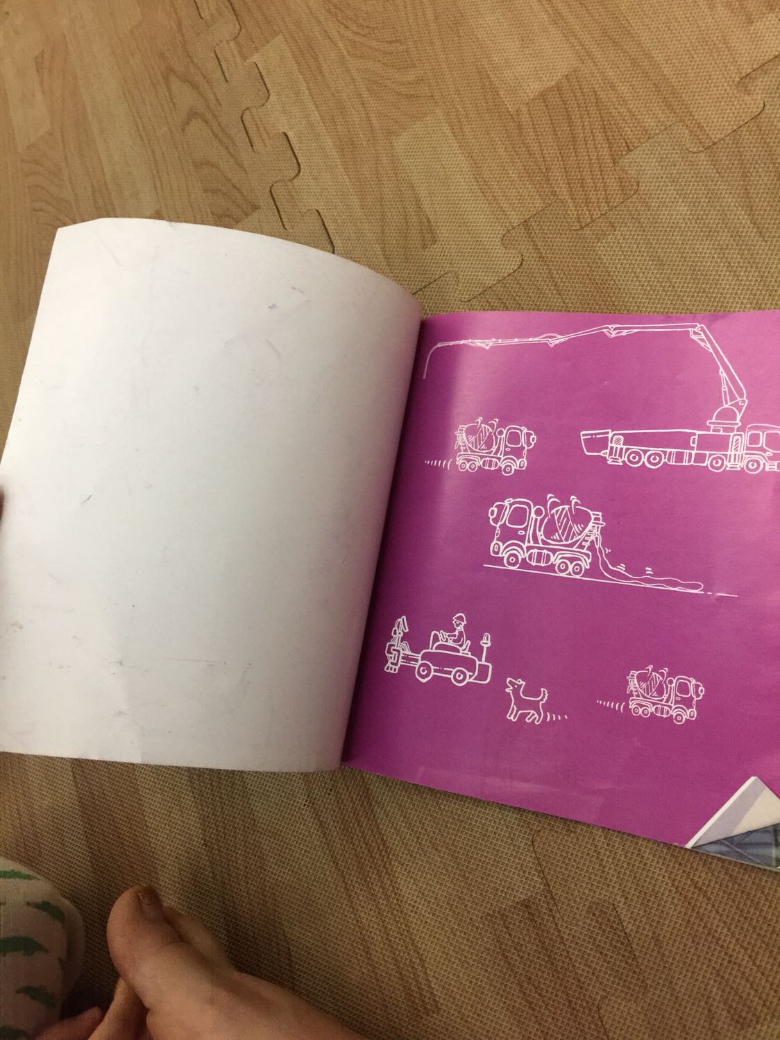 Không thể chấp nhận được. Đặt cho con, con háo hức nhận hàng mở ra xem thế mà được giao 1 quyển sách CŨ, nát, bẩn, quăn mép. Shop làm ăn vô trách nhiệm!!!!!